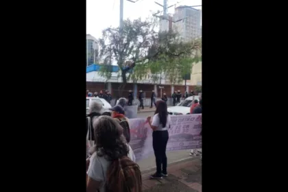 La jornada también abrió una controversia por la presencia de la fuerza pública durante la manifestación. El ministro del Interior, Rodrigo Lara, afirmó que el plantón afectaba el acceso a una estación de Policía y que, después de un diálogo con los participantes, se acordó dejar un carril habilitado para permitir la movilidad. Según su versión, la Policía se retiró tras ese compromiso y la protesta continuó de manera pacífica - Foto: Redes Sociales