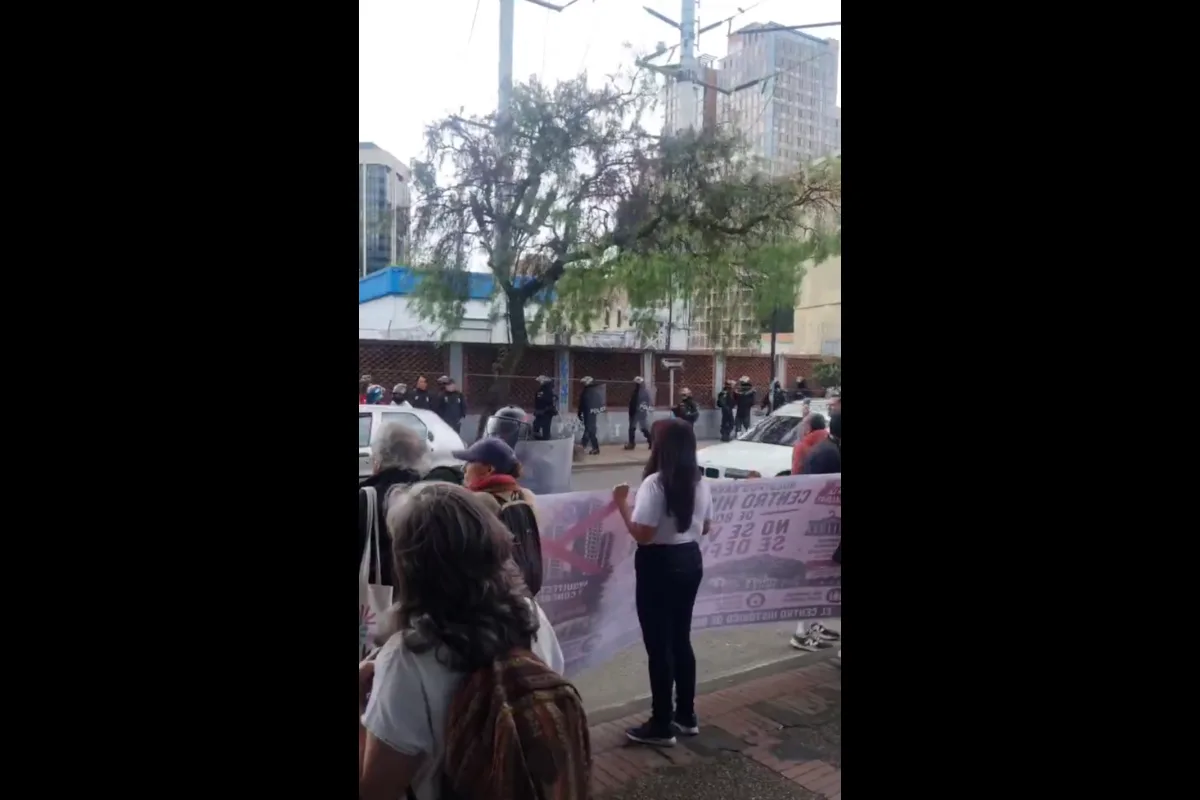 La jornada también abrió una controversia por la presencia de la fuerza pública durante la manifestación. El ministro del Interior, Rodrigo Lara, afirmó que el plantón afectaba el acceso a una estación de Policía y que, después de un diálogo con los participantes, se acordó dejar un carril habilitado para permitir la movilidad. Según su versión, la Policía se retiró tras ese compromiso y la protesta continuó de manera pacífica - Foto: Redes Sociales