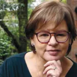 Nacida en Amalfi, Antioquia, en 1951, Bonnett ha desarrollado una trayectoria que abarca poesía, novela, dramaturgia y crítica literaria. Su primer poemario, De círculo y ceniza, apareció en 1989 y marcó el comienzo de una obra que ha explorado la experiencia personal y las tensiones de la condición humana - Foto: Archiletras