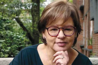 Nacida en Amalfi, Antioquia, en 1951, Bonnett ha desarrollado una trayectoria que abarca poesía, novela, dramaturgia y crítica literaria. Su primer poemario, De círculo y ceniza, apareció en 1989 y marcó el comienzo de una obra que ha explorado la experiencia personal y las tensiones de la condición humana - Foto: Archiletras
