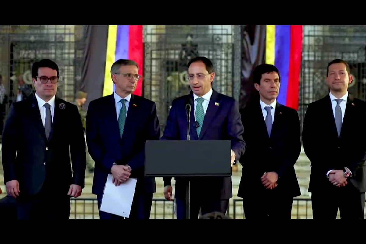 La iniciativa fue presentada el 29 de octubre por el ministro de Hacienda, Miguel Gómez Martínez, y el vicepresidente José Manuel Restrepo. El proyecto, identificado en la Cámara como el 477 de 2026, deberá superar el debate legislativo antes de convertirse en ley - Foto: X/@infopresidencia