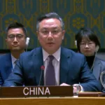 Sun Lei recordó que la firma del acuerdo, hace diez años, puso fin a más de medio siglo de confrontación armada entre el Estado colombiano y las antiguas Farc. Presentó ese resultado como un ejemplo de solución de conflictos mediante el diálogo y atribuyó los avances posteriores a los esfuerzos de sucesivos gobiernos, sectores de la sociedad colombiana y actores internacionales - Foto: Embajada de China en Colombia