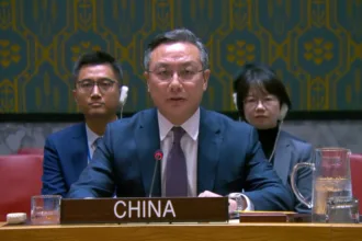 Sun Lei recordó que la firma del acuerdo, hace diez años, puso fin a más de medio siglo de confrontación armada entre el Estado colombiano y las antiguas Farc. Presentó ese resultado como un ejemplo de solución de conflictos mediante el diálogo y atribuyó los avances posteriores a los esfuerzos de sucesivos gobiernos, sectores de la sociedad colombiana y actores internacionales - Foto: Embajada de China en Colombia