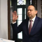 El caso fue revelado el 24 de septiembre de 2026 por una investigación de CasaMacondo, que consultó directamente al Externado sobre los estudios de posgrado del funcionario. De acuerdo con la respuesta citada por ese medio, D’Silva cursó los dos años del programa entre 2022 y 2024, pero tenía pendiente el trabajo de grado necesario para obtener formalmente el título - Foto: Ministerio de Vivienda