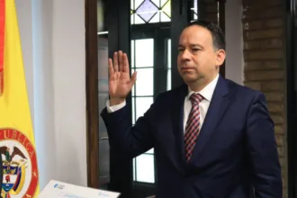 El caso fue revelado el 24 de septiembre de 2026 por una investigación de CasaMacondo, que consultó directamente al Externado sobre los estudios de posgrado del funcionario. De acuerdo con la respuesta citada por ese medio, D’Silva cursó los dos años del programa entre 2022 y 2024, pero tenía pendiente el trabajo de grado necesario para obtener formalmente el título - Foto: Ministerio de Vivienda