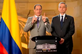 La decisión fue anunciada el 21 de octubre por el vicepresidente José Manuel Restrepo y el ministro de Hacienda, Miguel Gómez, quienes señalaron que el Ejecutivo acudirá al mecanismo previsto en el artículo 59 del Estatuto Orgánico del Presupuesto. Según la explicación del Gobierno, el decreto tendrá como base el proyecto aprobado durante el primer debate por las comisiones económicas conjuntas - Foto: Presidencia