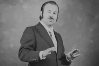 Víctor Hugo Ayala nació en Bogotá el 13 de junio de 1934. Desde joven mostró interés por la música y comenzó a desarrollar una carrera que lo llevaría a escenarios, emisoras de radio y estudios de grabación, en una época en la que la radio tenía un papel central en la difusión de los artistas colombianos - Foto: Spotify