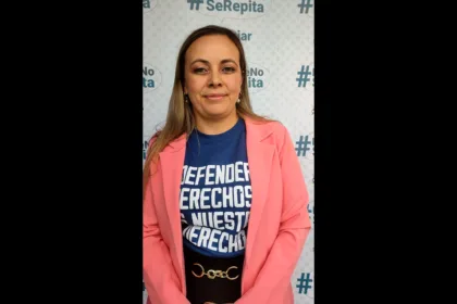 Yessika Hoyos participó en el proceso como representante de las víctimas. Su trabajo jurídico incluyó la impugnación de la absolución inicial y el acompañamiento a los familiares de los tres campesinos. Por esa razón, la referencia al proceso judicial en el mensaje intimidatorio resulta central para comprender el contexto en el que se produjeron las amenazas, aunque no demuestra por sí misma quién las ordenó - Foto: Archivo/Paula D'Pablos